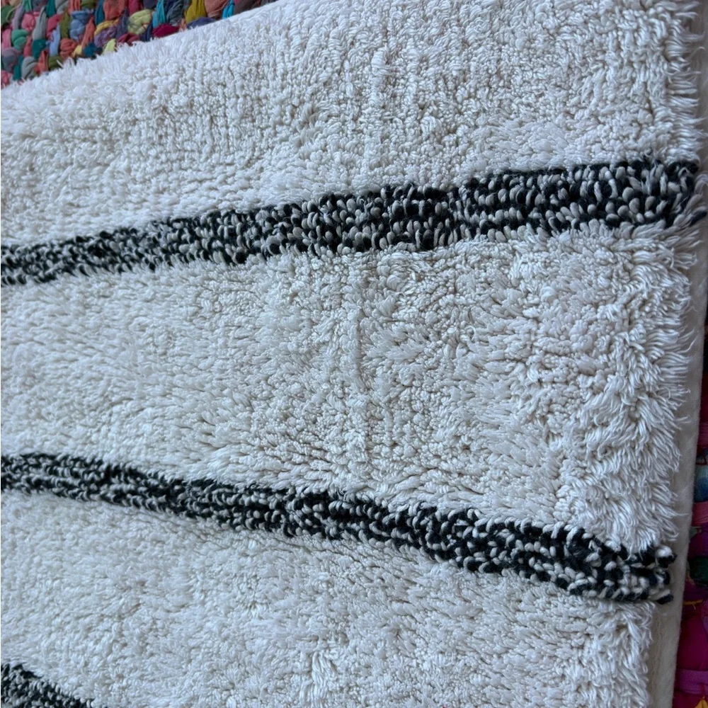 BLACK AND WHITE BATHROOM RUG
